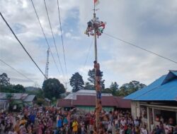 Lomba Panjat Pinang Antar RT Semarakkan Perayaan Idul Fitri di Tanah Goyang
